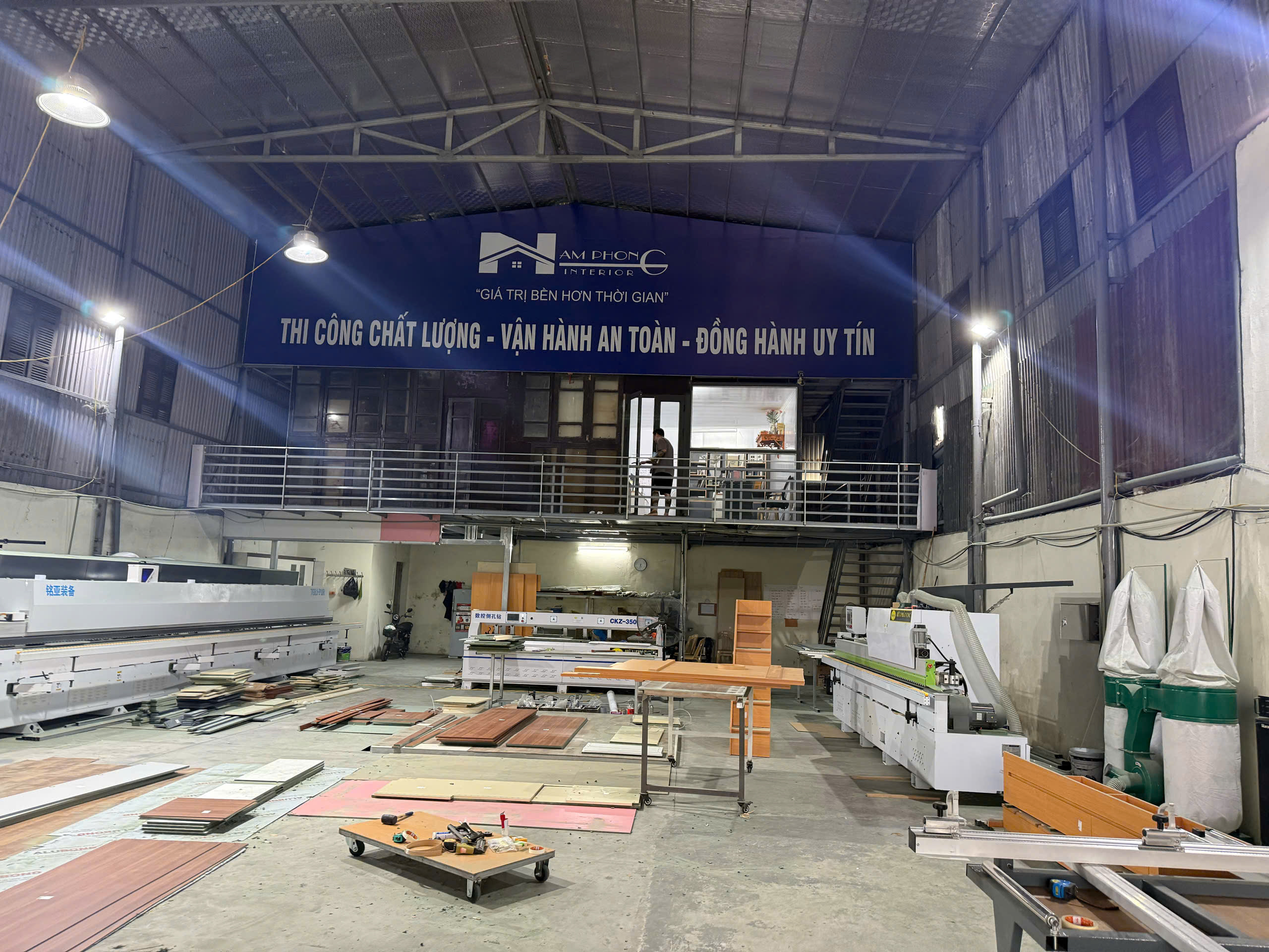 Xưởng sản xuất may đo trực tiếp phục vụ thi công nội thất văn phòng Nam Phong Capital